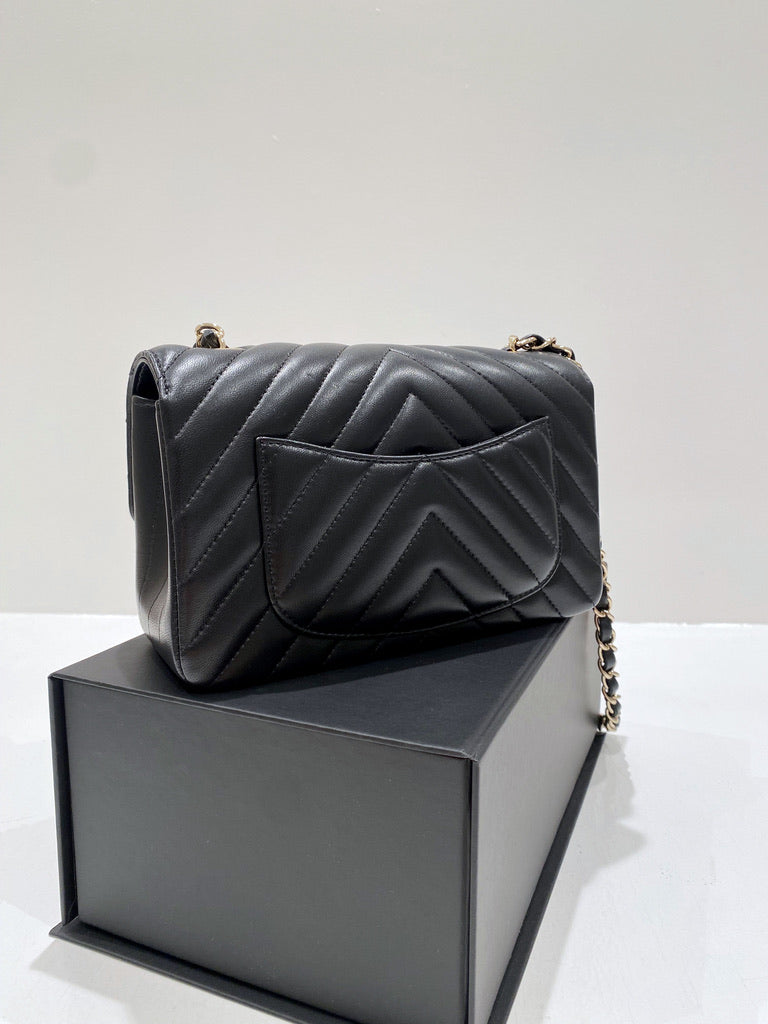 Chanel Mini Flap Bag Chaveron - Sort Med Guldhardware - (Nypris 38.730 kr