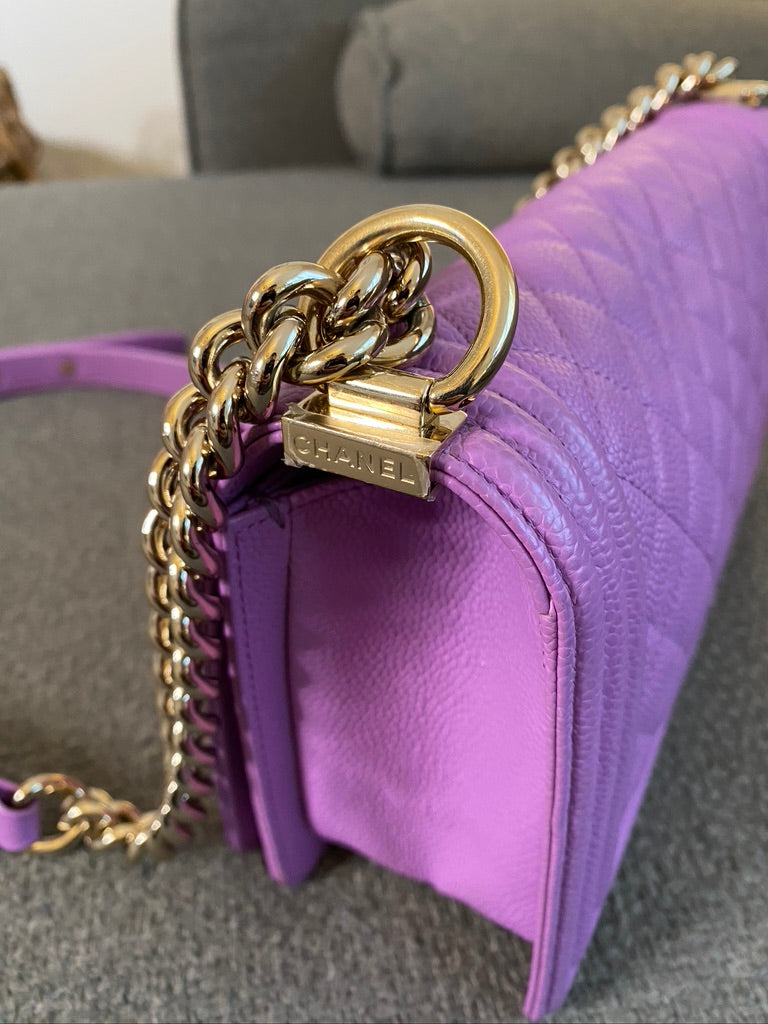 Chanel Medium Boy Bag - Caviar I Farven Lilla Med Guldhardware - (Nypris ca 52.800 kr)