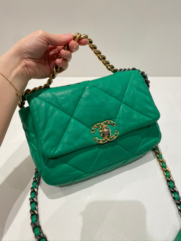Chanel 19 Small Handbag/Crossbody Taske. Farven er Grøn -  (Nypris ca 50.850 kr)