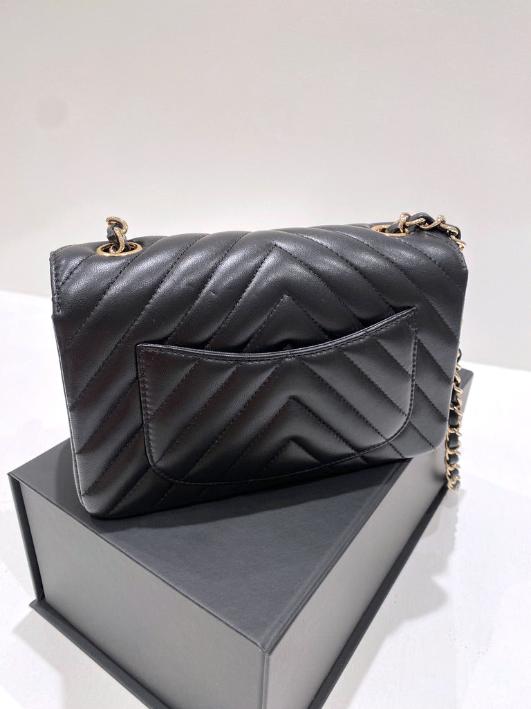 Chanel Mini Flap Bag Chaveron - Sort Med Guldhardware - (Nypris 38.730 kr