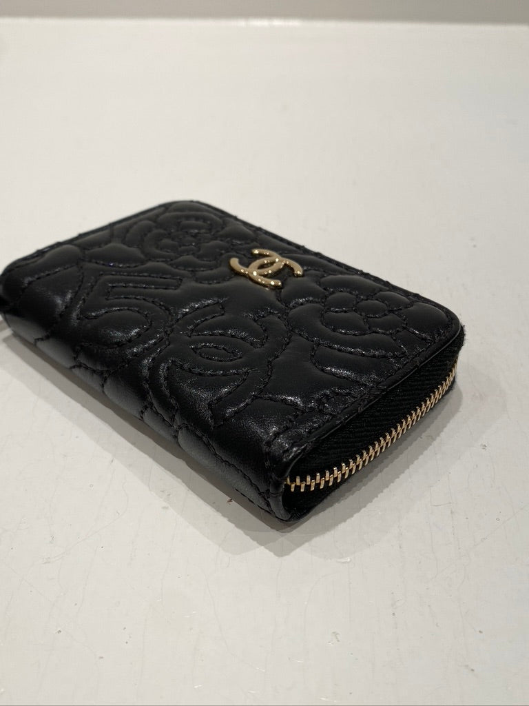 Chanel  Black Camellia Small Zip Purse - (Nypris ca 6-7.000 kr)
