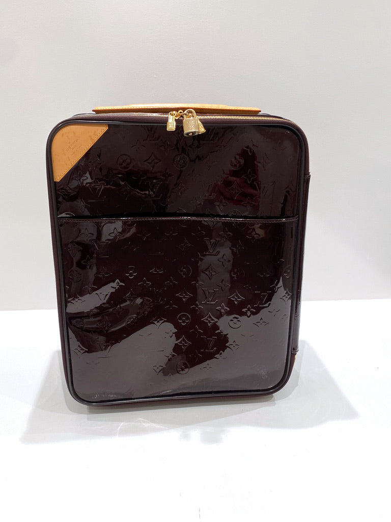 Louis Vuitton Trolley (45 cm)/Kabinekuffert  I Bordeaux Vernis- (Nypris ca 21.000 for en lignende kuffert)