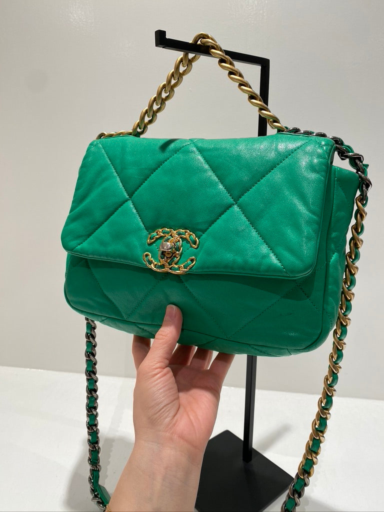 Chanel 19 Small Handbag/Crossbody Taske. Farven er Grøn -  (Nypris ca 50.850 kr)