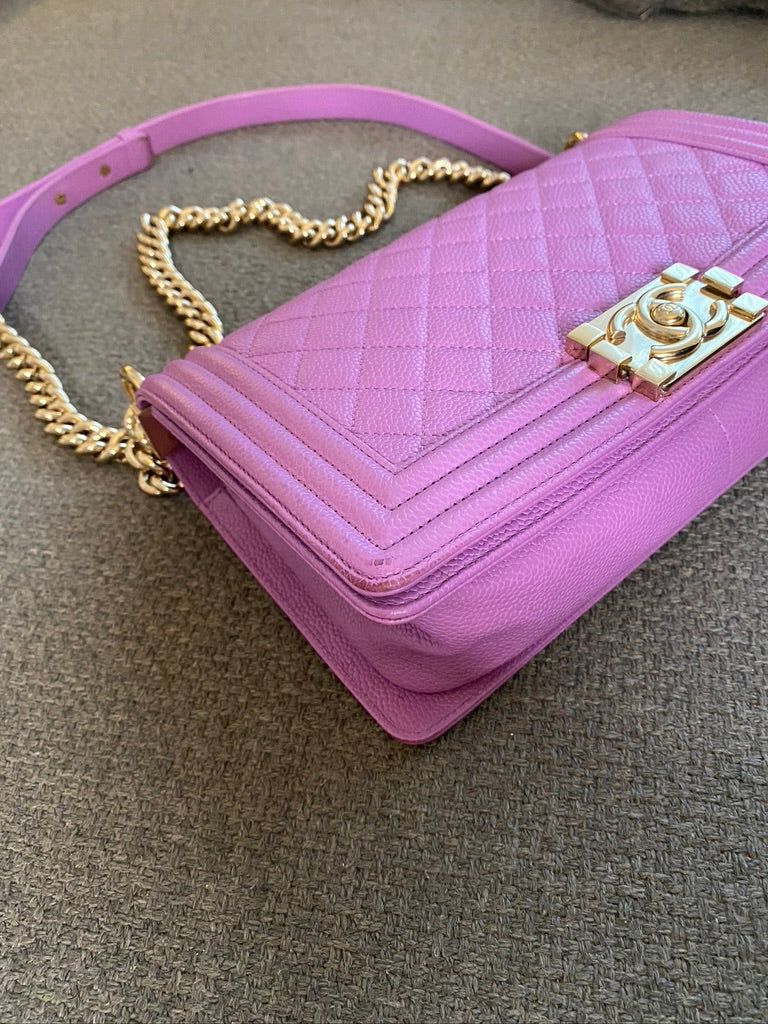 Chanel Medium Boy Bag - Caviar I Farven Lilla Med Guldhardware - (Nypris ca 52.800 kr)