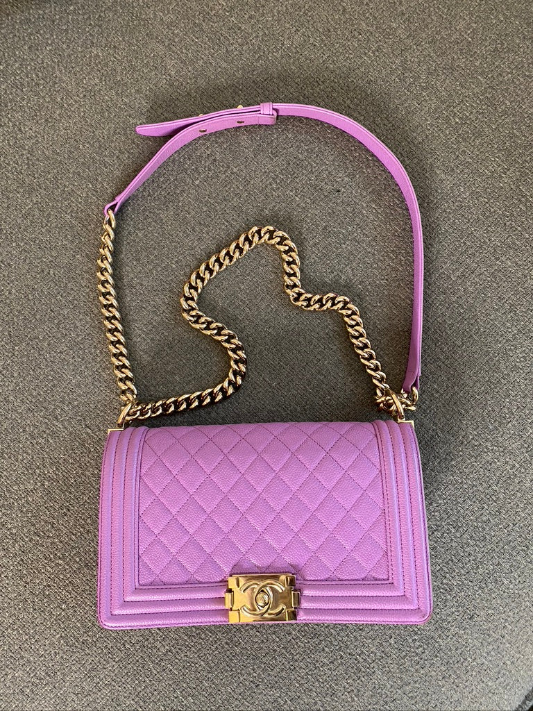 Chanel Medium Boy Bag - Caviar I Farven Lilla Med Guldhardware - (Nypris ca 52.800 kr)