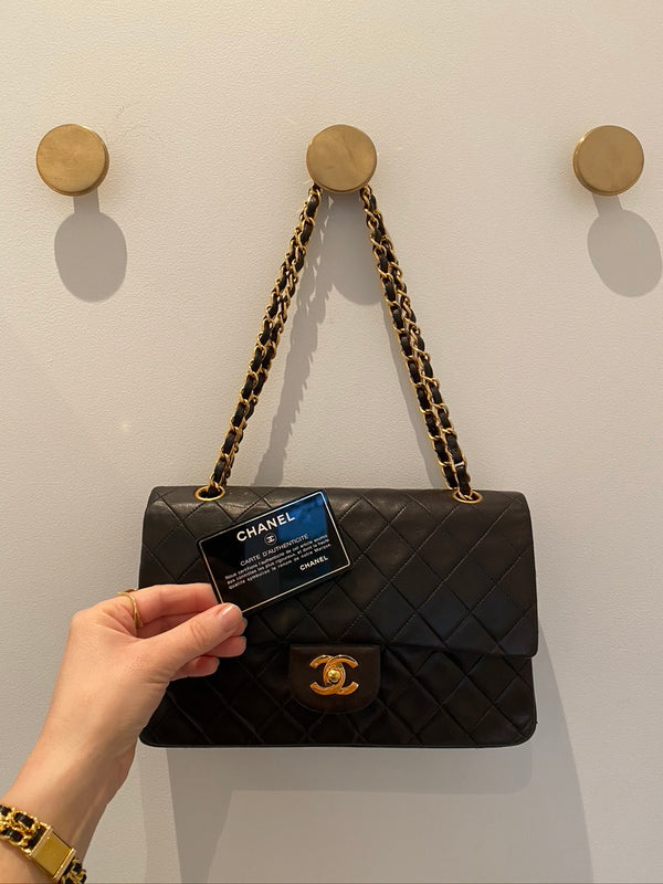 Chanel Medium Classic Flap - Ældre Model - (Nypris 80.580 kr i 2025)