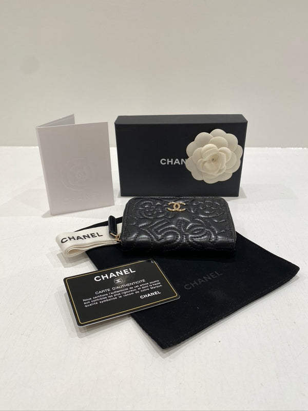 Chanel  Black Camellia Small Zip Purse - (Nypris ca 6-7.000 kr)