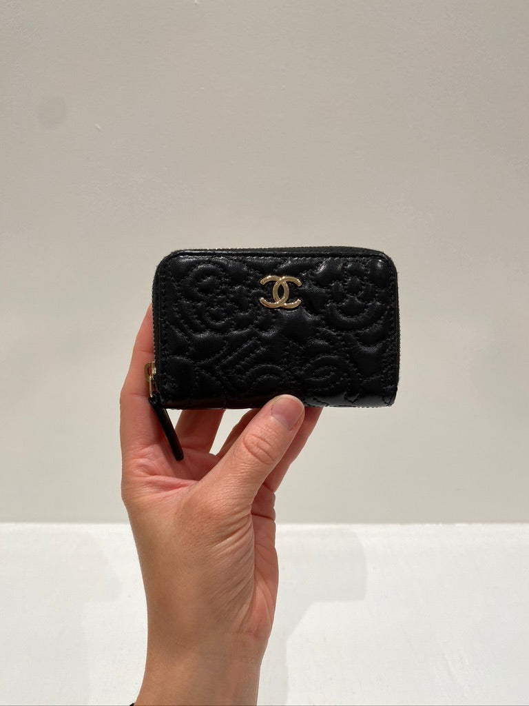 Chanel  Black Camellia Small Zip Purse - (Nypris ca 6-7.000 kr)