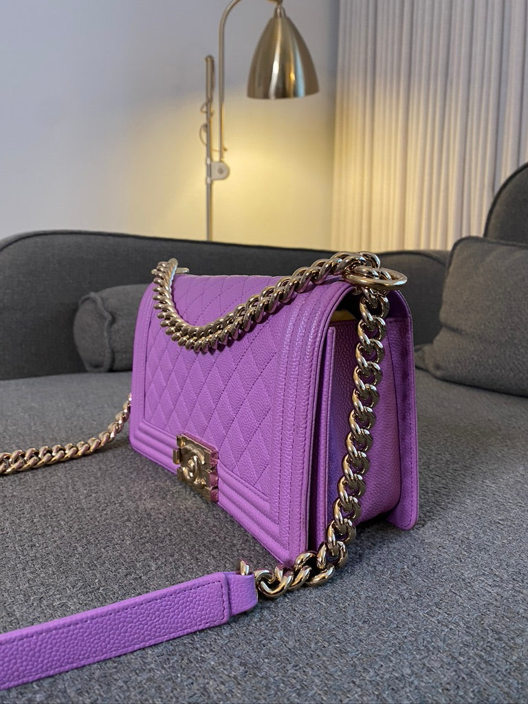 Chanel Medium Boy Bag - Caviar I Farven Lilla Med Guldhardware - (Nypris ca 52.800 kr)