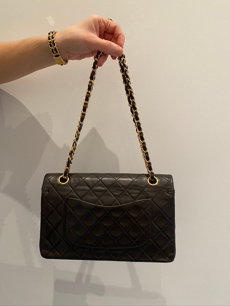 Chanel Medium Classic Flap - Ældre Model - (Nypris 80.580 kr i 2025)