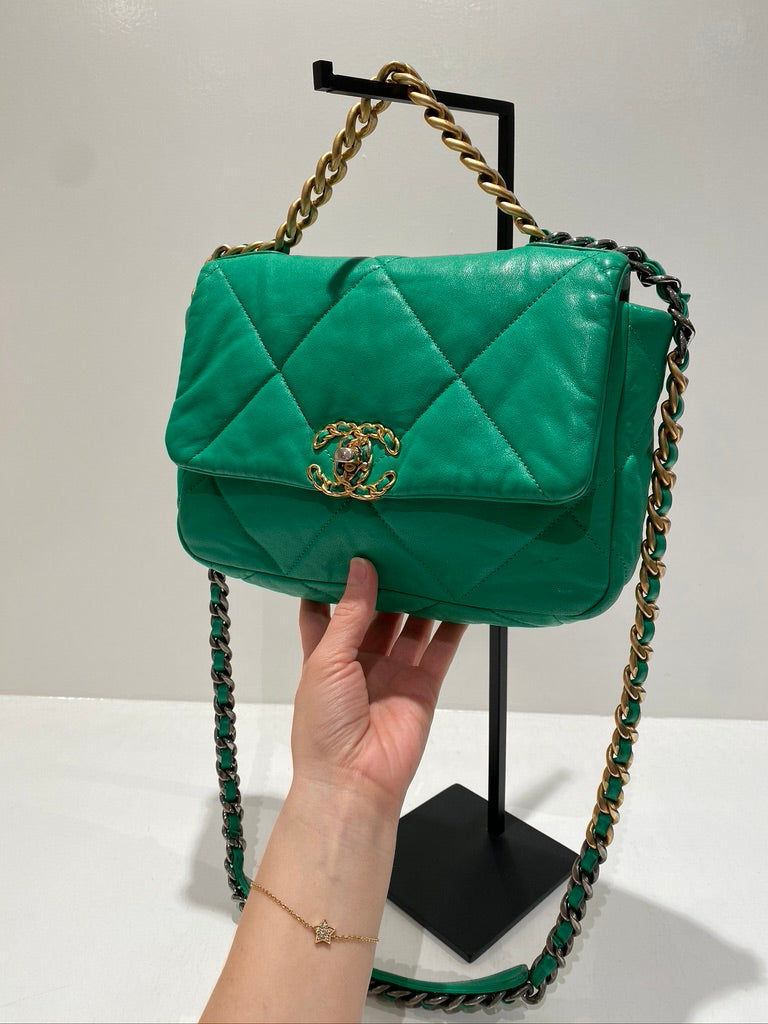 Chanel 19 Small Handbag/Crossbody Taske. Farven er Grøn -  (Nypris ca 50.850 kr)