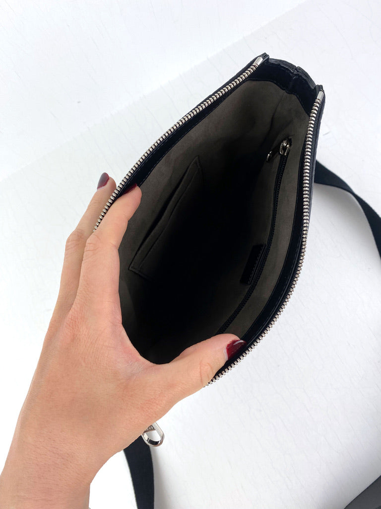 Gucci Signature Messenger Bag - (Nypris Ca 6.926 kr/930 Euro)
