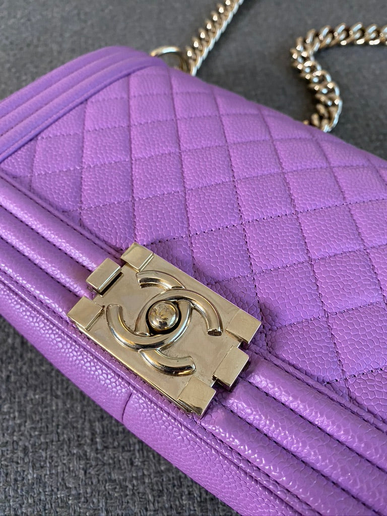 Chanel Medium Boy Bag - Caviar I Farven Lilla Med Guldhardware - (Nypris ca 52.800 kr)
