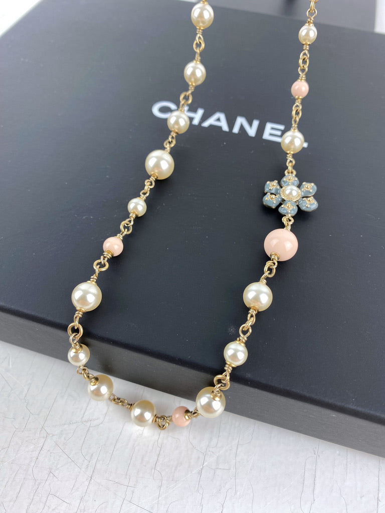 Chanel Perlekæde Med Mange Fine Detaljer - (Nypris ca 15-16.000 kr)