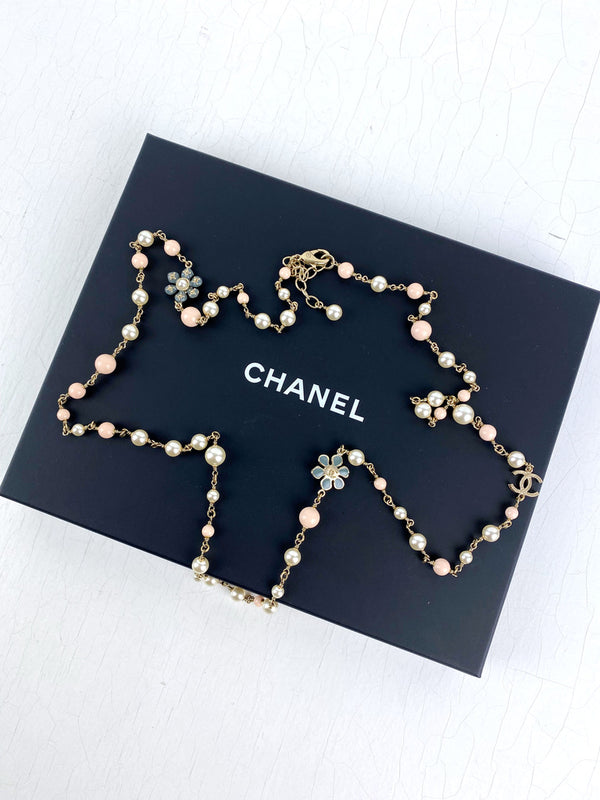 Chanel Perlekæde Med Mange Fine Detaljer - (Nypris ca 15-16.000 kr)