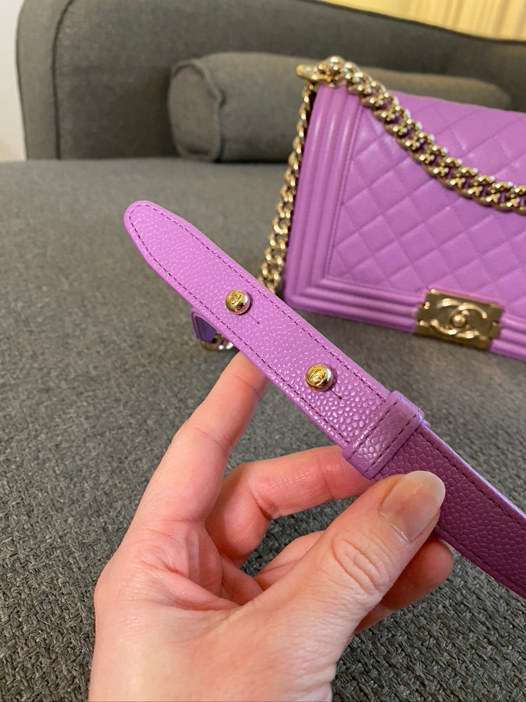 Chanel Medium Boy Bag - Caviar I Farven Lilla Med Guldhardware - (Nypris ca 52.800 kr)