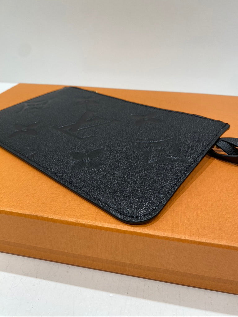 Louis Vuitton Clutch - Stort monogram. Farven er sort