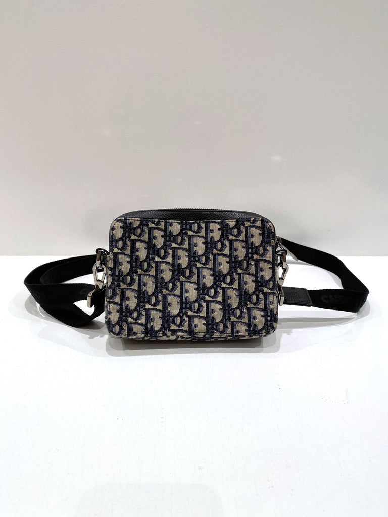 Dior - Zipped Pouch with Strap - - Nypris. 11.200 kr/ 1.500 Euro.