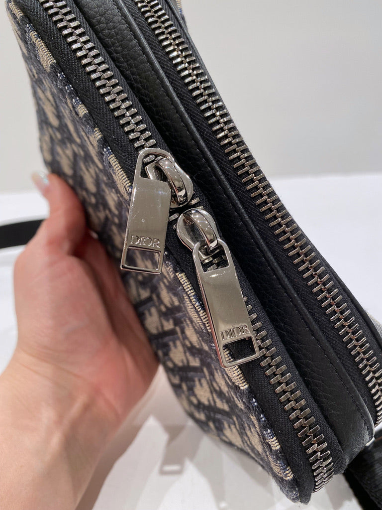 Dior - Zipped Pouch with Strap - - Nypris. 11.200 kr/ 1.500 Euro.