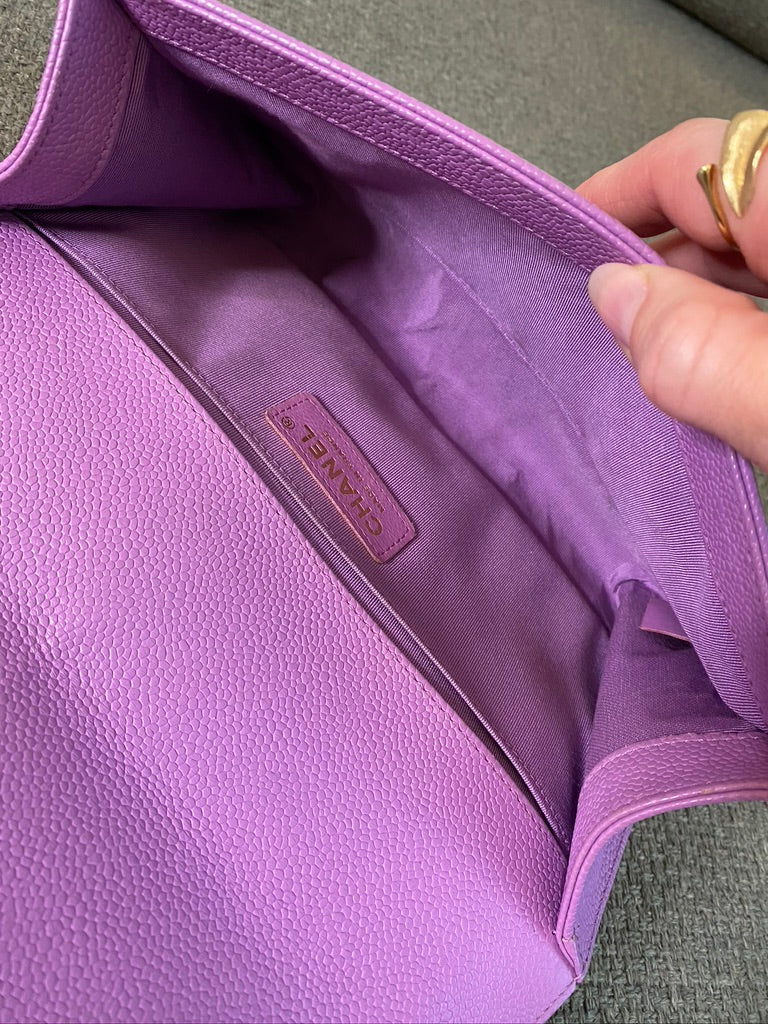 Chanel Medium Boy Bag - Caviar I Farven Lilla Med Guldhardware - (Nypris ca 52.800 kr)