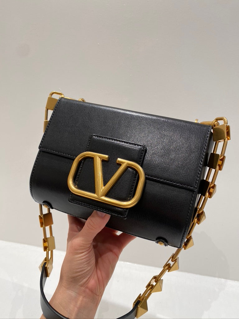 Valentino Garavani Stud Sign V LOGO Taske - (Nypris ca 18.700 kr/2.500 Euro - Kvittering medfølger!)