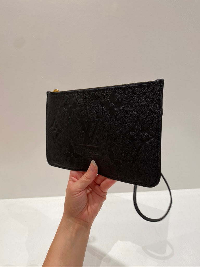 Louis Vuitton Clutch - Stort monogram. Farven er sort