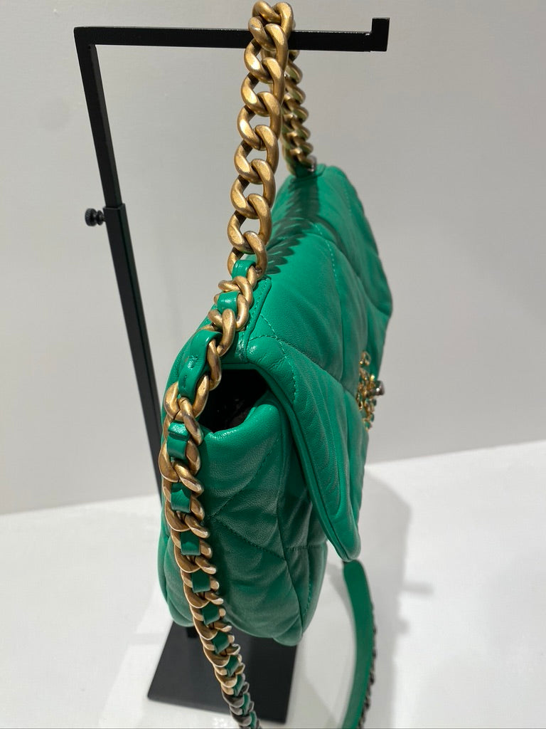 Chanel 19 Small Handbag/Crossbody Taske. Farven er Grøn -  (Nypris ca 50.850 kr)