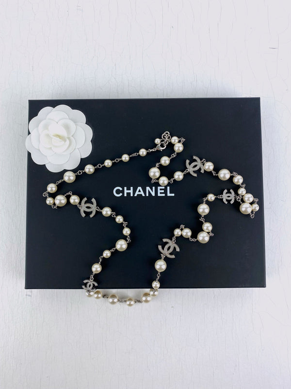 Chanel Perlekæde - (Nypris ca 16.000-18.000 kr)