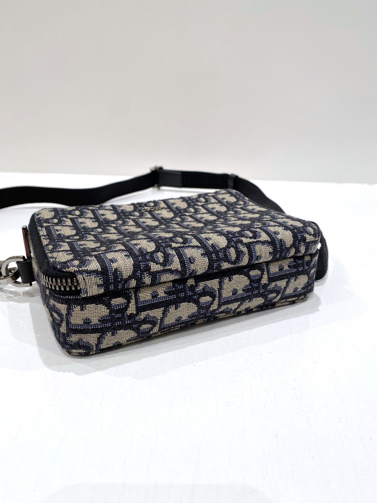 Dior - Zipped Pouch with Strap - - Nypris. 11.200 kr/ 1.500 Euro.