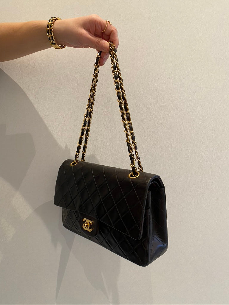 Chanel Medium Classic Flap - Ældre Model - (Nypris 80.580 kr i 2025)