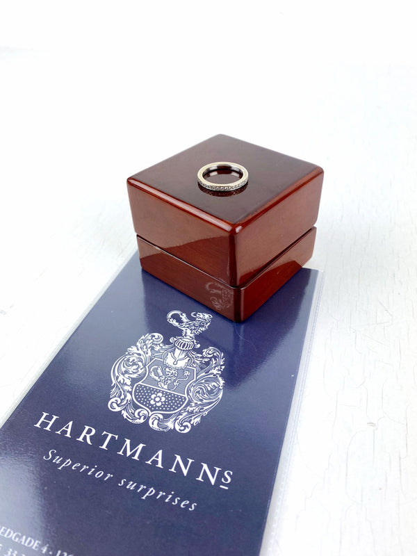 Hartmann´s - Alliancering i 18 Kt. Hvidguld - 40 brillanter, i alt 0,58 ct - Str 54 - (Nypris 18.000 kr)