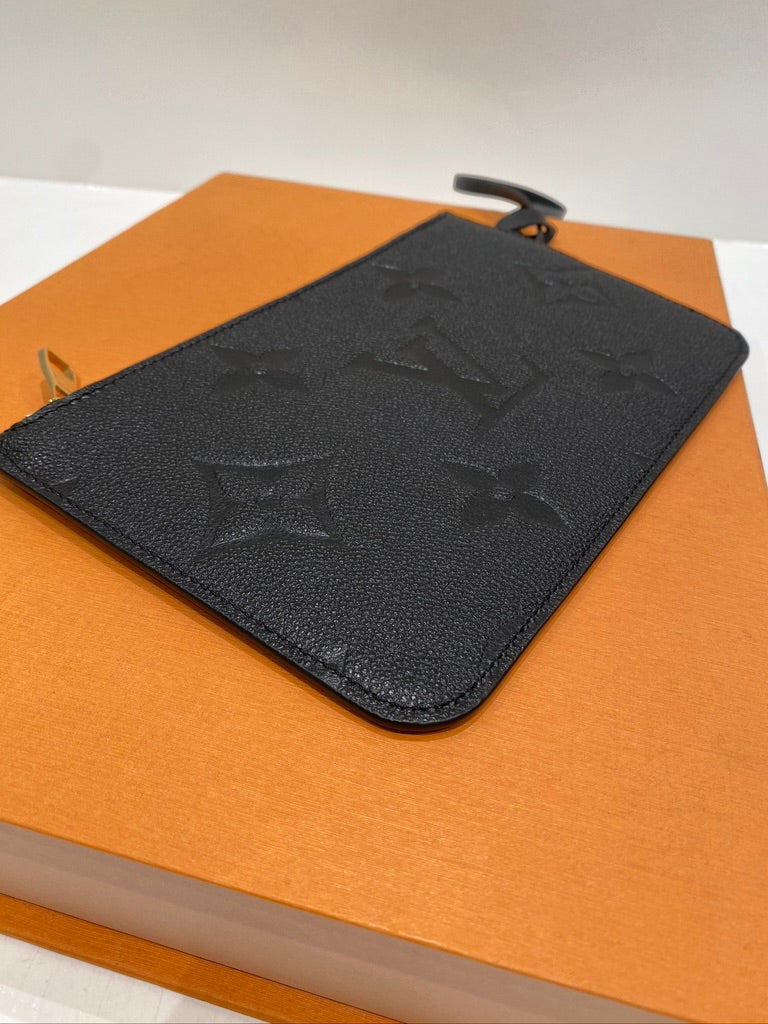 Louis Vuitton Clutch - Stort monogram. Farven er sort