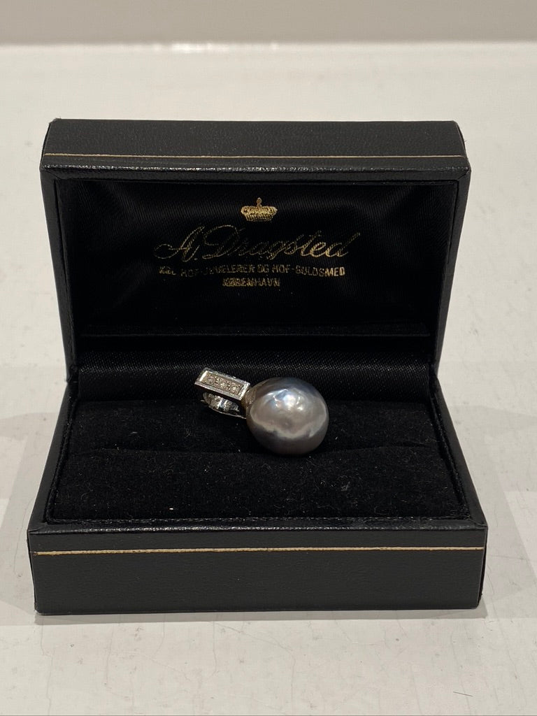 Smykkevedhæng i 14 Karat Hvidguld - Fra A. Dragsted i Store Kongensgade