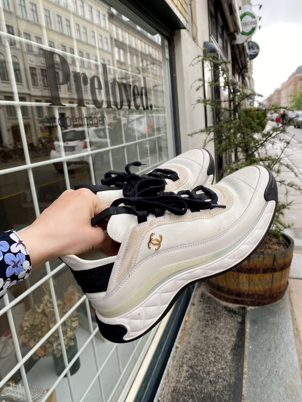 Chanel Sneakers - Str 38 Alm i størrelsen - (Nypris ca 9.240 kr)