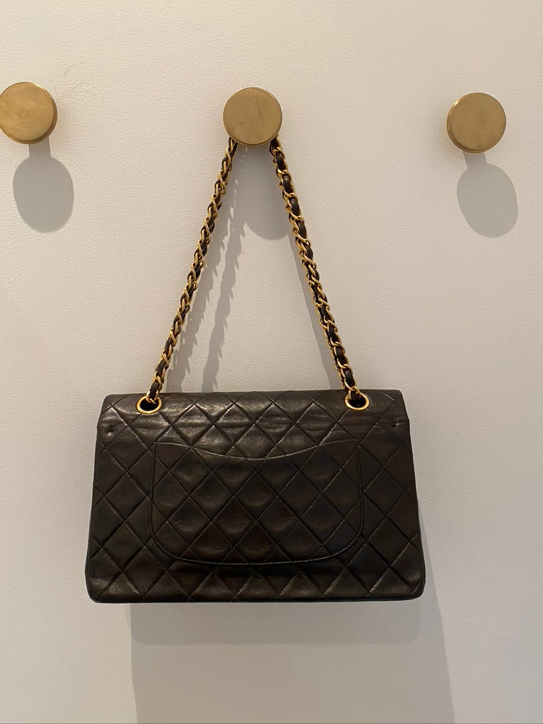 Chanel Medium Classic Flap - Ældre Model - (Nypris 80.580 kr i 2025)