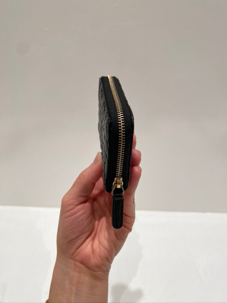 Chanel  Black Camellia Small Zip Purse - (Nypris ca 6-7.000 kr)