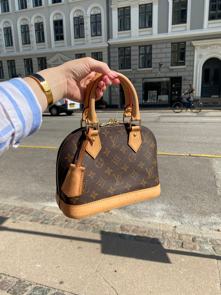 Louis Vuitton Alma BB Monogram Bag - (Nypris 11.600 kr)
