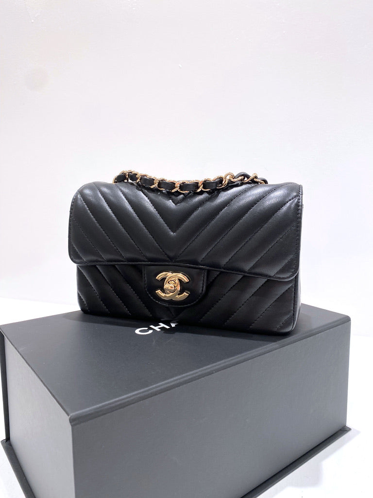 Chanel Mini Flap Bag Chaveron - Sort Med Guldhardware - (Nypris 38.730 kr