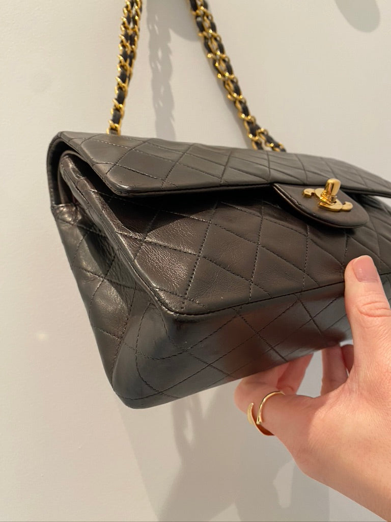 Chanel Medium Classic Flap - Ældre Model - (Nypris 80.580 kr i 2025)