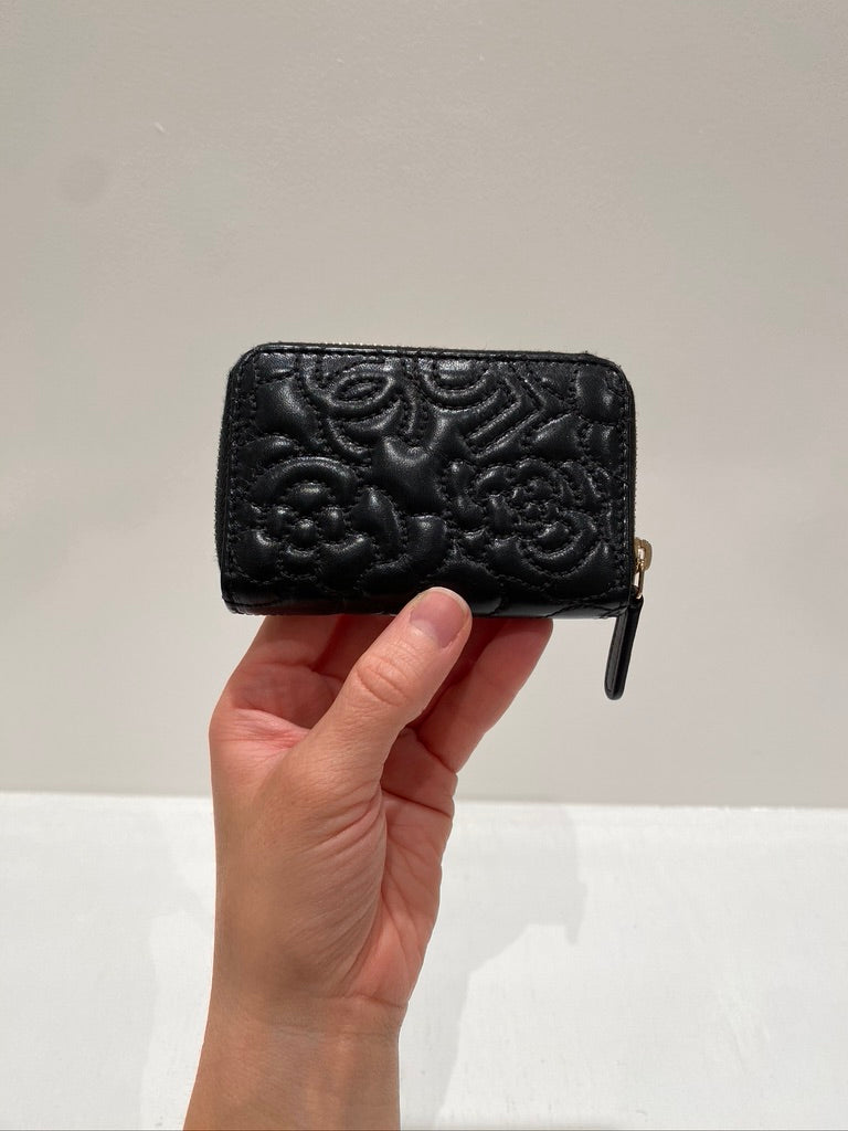 Chanel  Black Camellia Small Zip Purse - (Nypris ca 6-7.000 kr)
