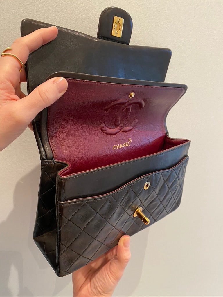 Chanel Medium Classic Flap - Ældre Model - (Nypris 80.580 kr i 2025)