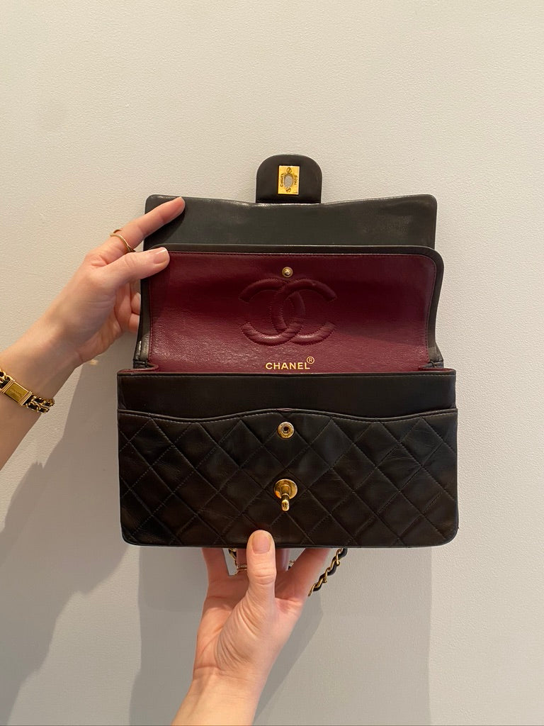 Chanel Medium Classic Flap - Ældre Model - (Nypris 80.580 kr i 2025)