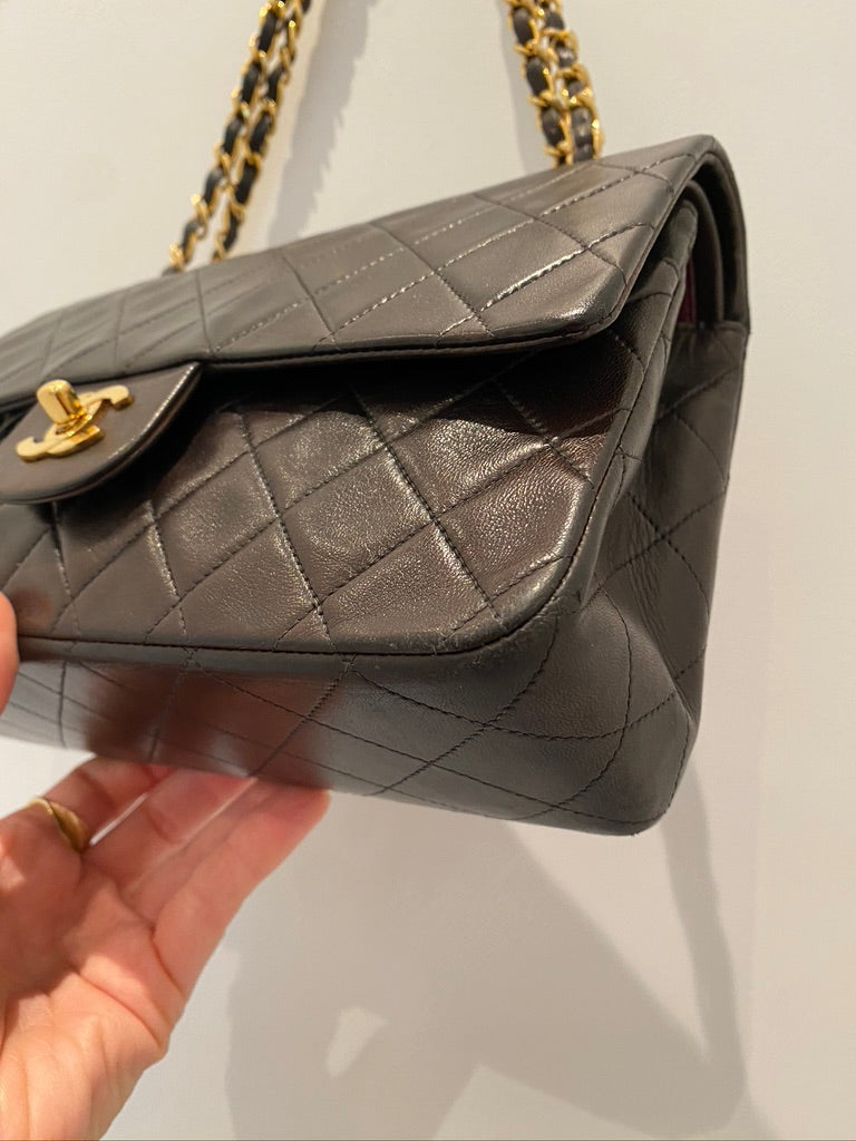 Chanel Medium Classic Flap - Ældre Model - (Nypris 80.580 kr i 2025)