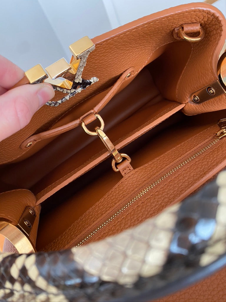 Louis Vuitton - Capucines BB - Taske med Python/Brun - (Nypris ca 45.000 kr-50.000 kr)