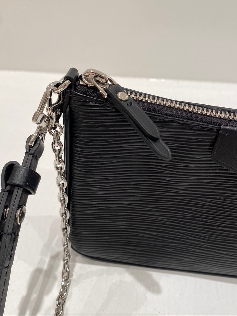 Louis Vuitton Easy Pouch On Strap Epi - (Nypris ca 11.600 kr)