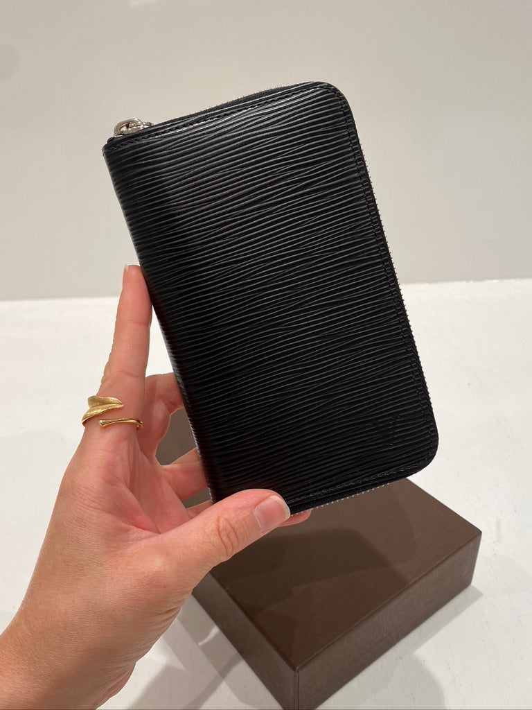 Louis Vuitton Zippy Vertical Epi Leather Wallet/ Pung - (Nypris ca 5.500 kr)