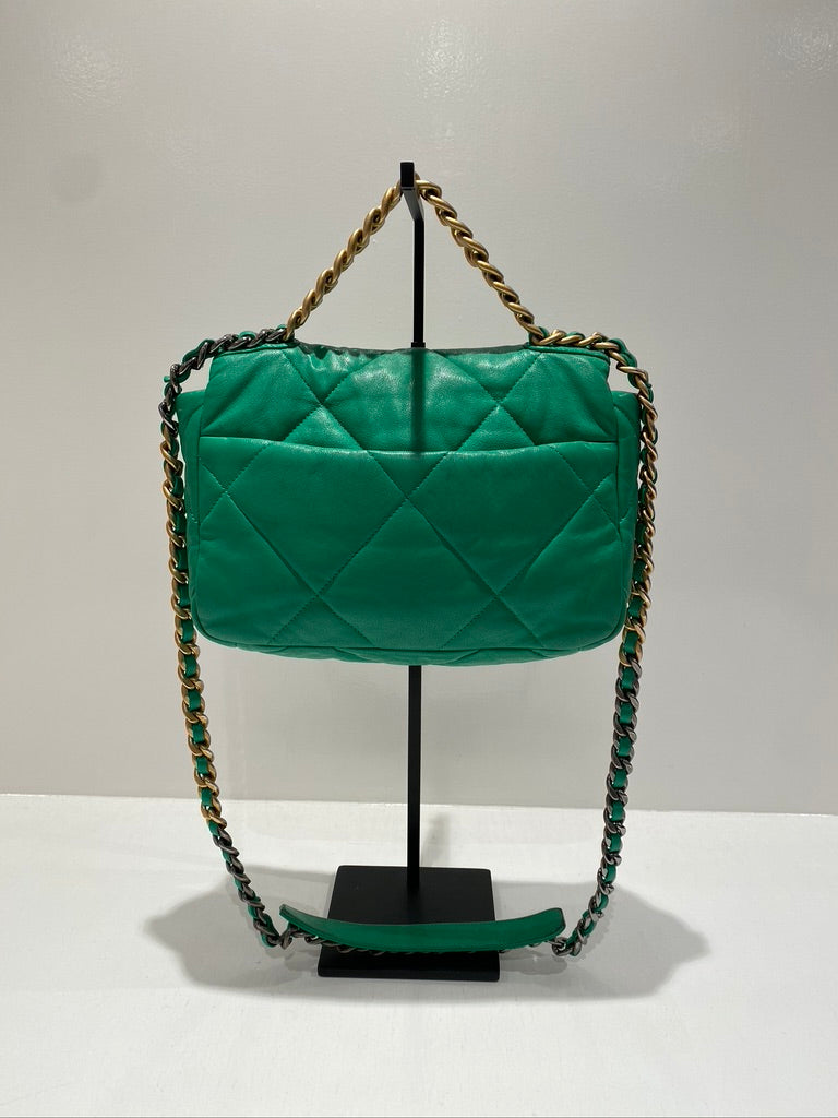 Chanel 19 Small Handbag/Crossbody Taske. Farven er Grøn -  (Nypris ca 50.850 kr)