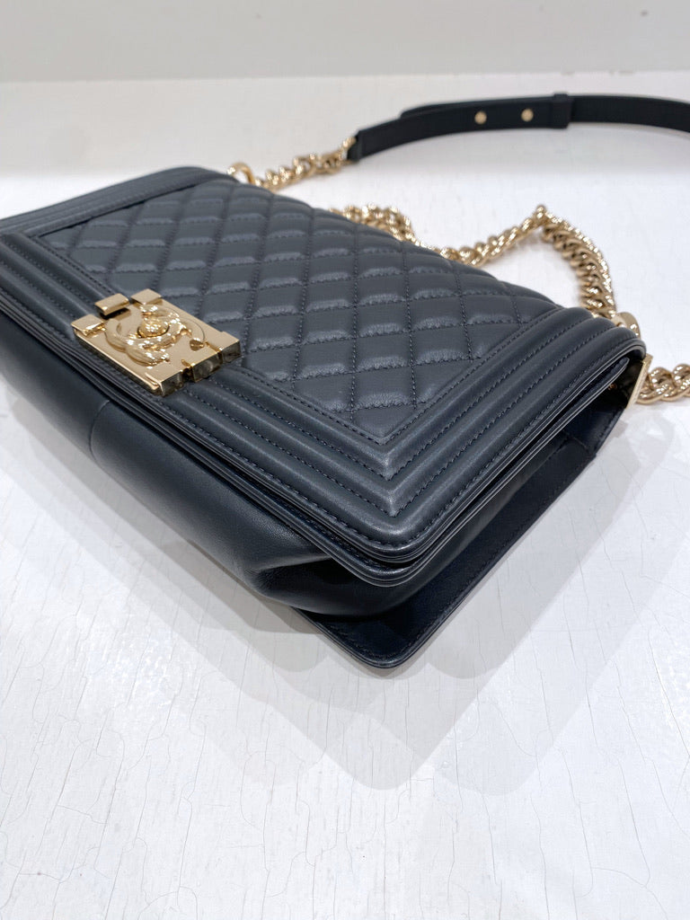 Chanel Medium Boy Bag - Mørkegrå/Mørkeblå - (Nypris 52.810 kr)