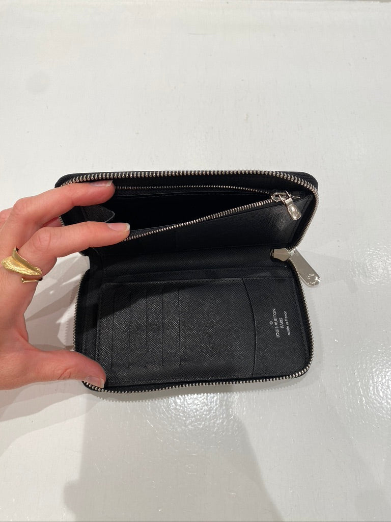 Louis Vuitton Zippy Vertical Epi Leather Wallet/ Pung - (Nypris ca 5.500 kr)
