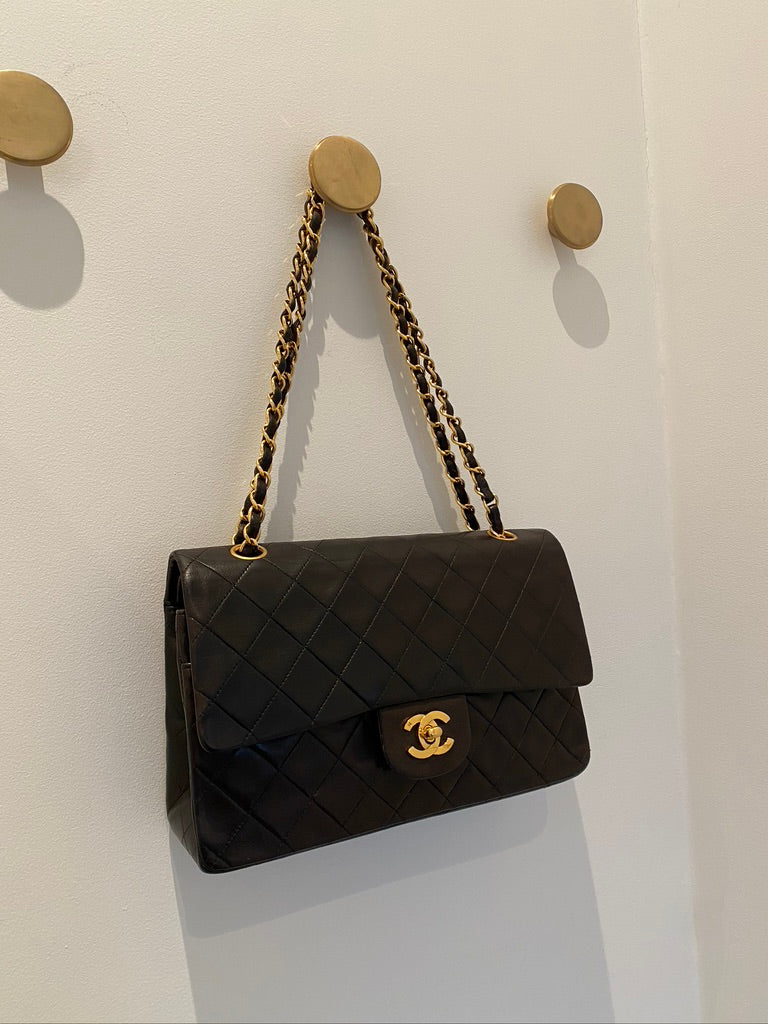 Chanel Medium Classic Flap - Ældre Model - (Nypris 80.580 kr i 2025)